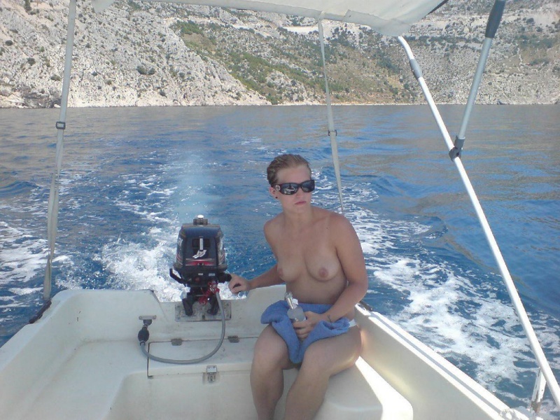 Курортницы загорают голышом и чпокаются в щелки 6 фото Курортницы загорают голышом и чпокаются в щелки 6 фото