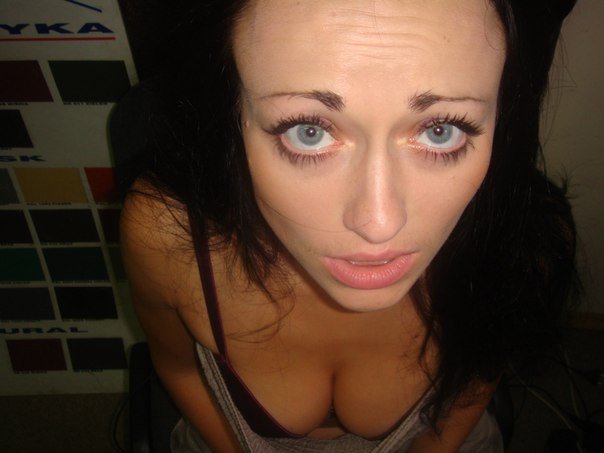 Одинокая грудастая брюнетка нуждается в общении 4 фото Одинокая грудастая брюнетка нуждается в общении 4 фото