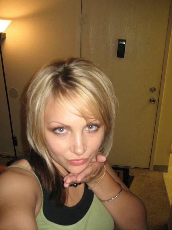 Татуированная телка снимает кружевное бельё в спальне 17 фото Татуированная телка снимает кружевное бельё в спальне 17 фото