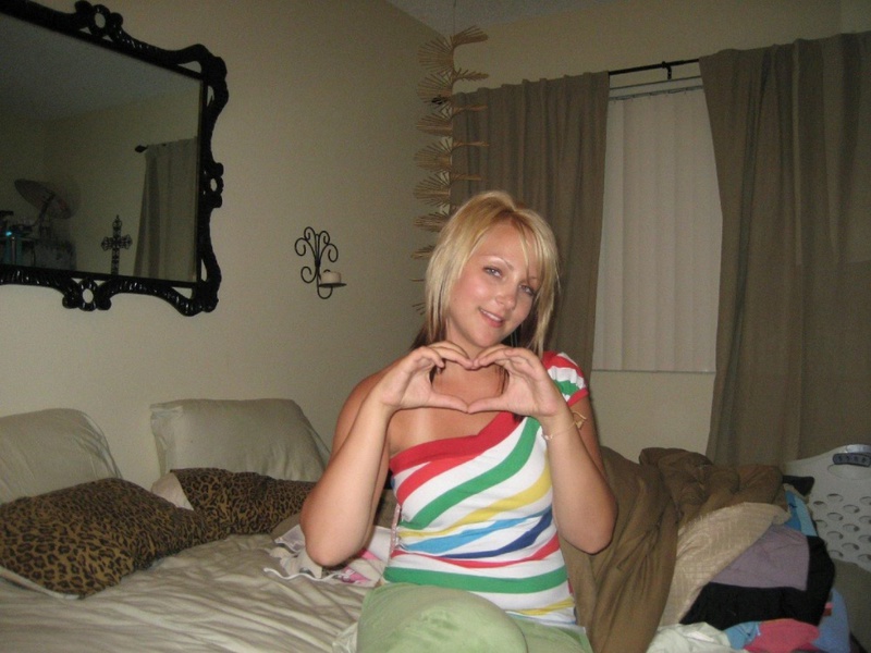 Татуированная телка снимает кружевное бельё в спальне 1 фото Татуированная телка снимает кружевное бельё в спальне 1 фото