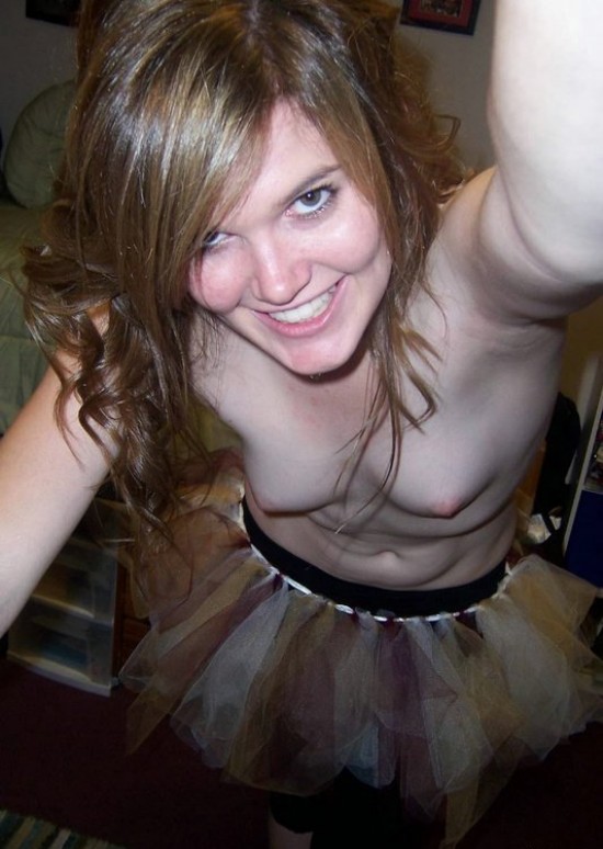 Голая девка раздевается и позирует 2 фото Голая девка раздевается и позирует 2 фото