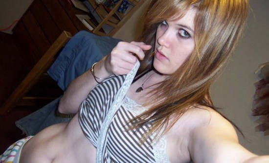 Голая девка раздевается и позирует 8 фото Голая девка раздевается и позирует 8 фото