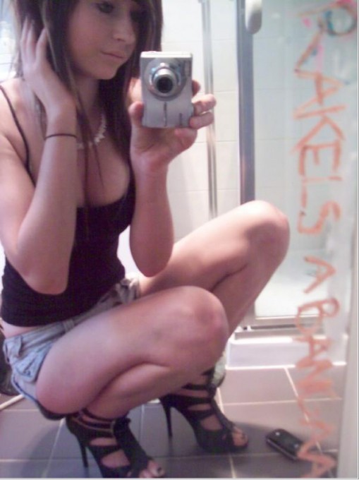 Развратные студентки делают селфи своих сисек в ванной 5 фото Развратные студентки делают селфи своих сисек в ванной 5 фото