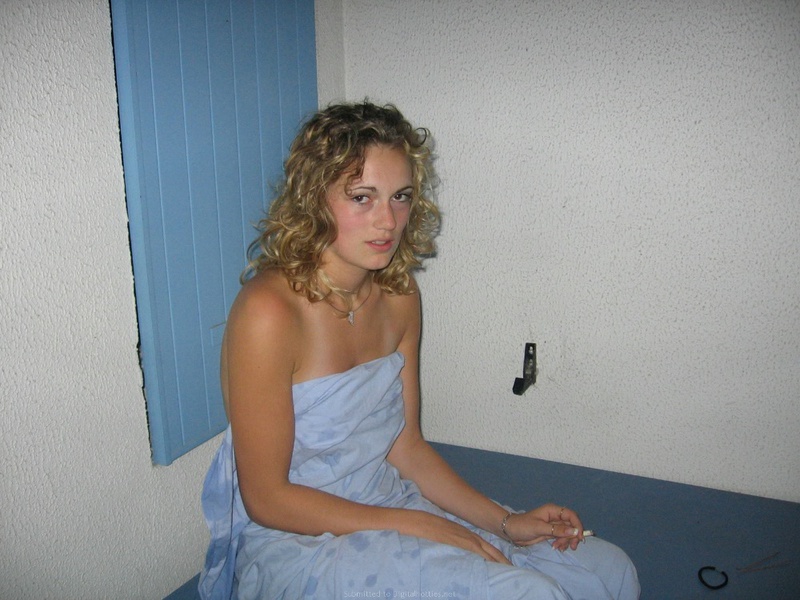 Светловолосая тёлка не показывает свои сиськи 5 фото Светловолосая тёлка не показывает свои сиськи 5 фото