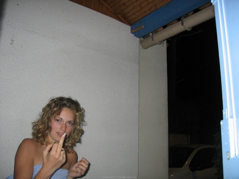 Светловолосая тёлка не показывает свои сиськи 6 фото Светловолосая тёлка не показывает свои сиськи 6 фото