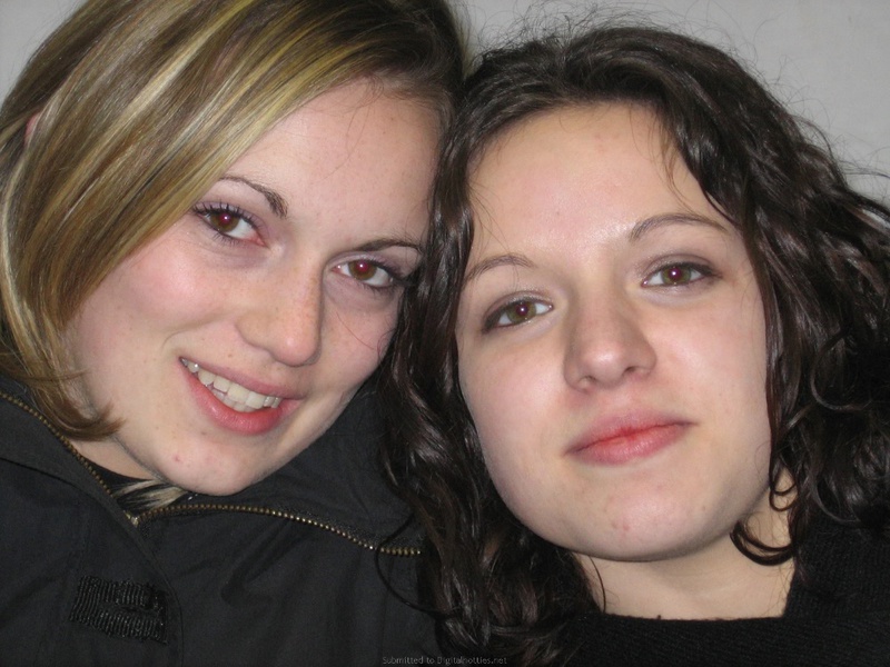 Светловолосая тёлка не показывает свои сиськи 2 фото Светловолосая тёлка не показывает свои сиськи 2 фото