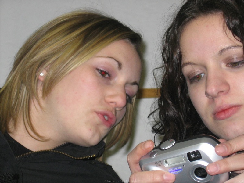 Светловолосая тёлка не показывает свои сиськи 3 фото Светловолосая тёлка не показывает свои сиськи 3 фото