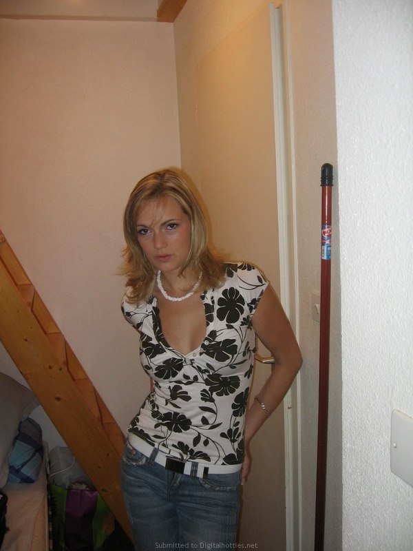 Светловолосая тёлка не показывает свои сиськи 17 фото Светловолосая тёлка не показывает свои сиськи 17 фото