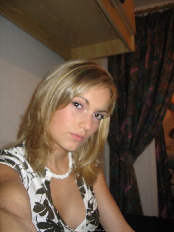 Светловолосая тёлка не показывает свои сиськи 16 фото Светловолосая тёлка не показывает свои сиськи 16 фото