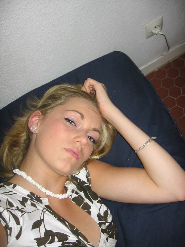 Светловолосая тёлка не показывает свои сиськи 20 фото Светловолосая тёлка не показывает свои сиськи 20 фото