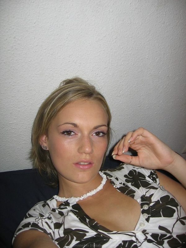 Светловолосая тёлка не показывает свои сиськи 24 фото Светловолосая тёлка не показывает свои сиськи 24 фото