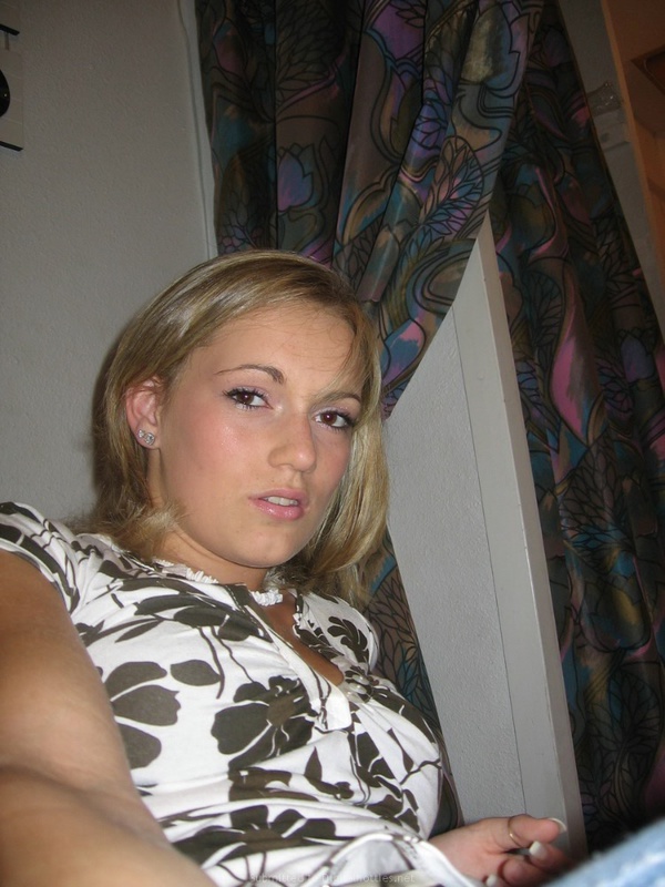 Светловолосая тёлка не показывает свои сиськи 19 фото Светловолосая тёлка не показывает свои сиськи 19 фото