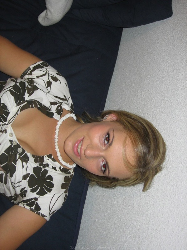 Светловолосая тёлка не показывает свои сиськи 23 фото Светловолосая тёлка не показывает свои сиськи 23 фото