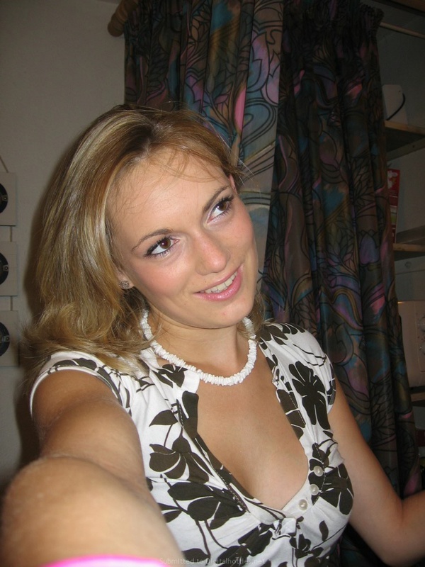 Светловолосая тёлка не показывает свои сиськи 21 фото Светловолосая тёлка не показывает свои сиськи 21 фото