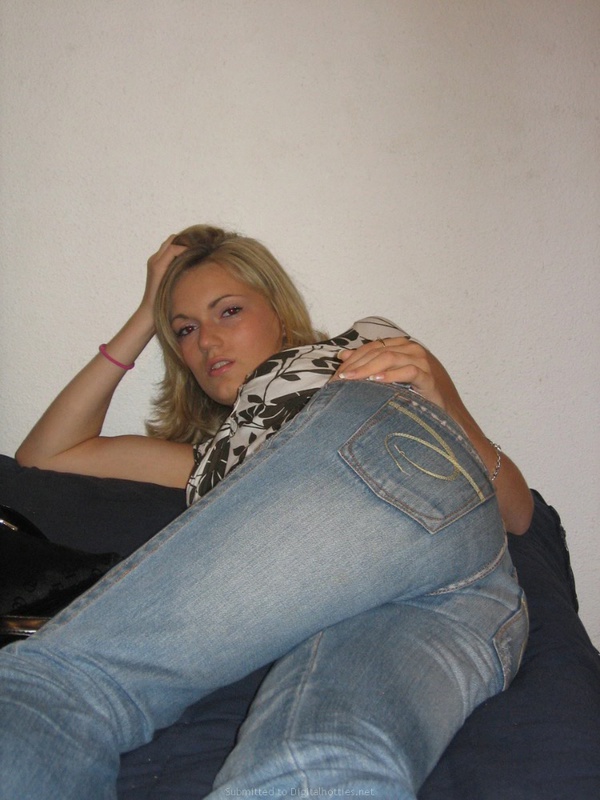 Светловолосая тёлка не показывает свои сиськи 25 фото Светловолосая тёлка не показывает свои сиськи 25 фото