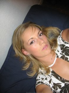 Светловолосая тёлка не показывает свои сиськи