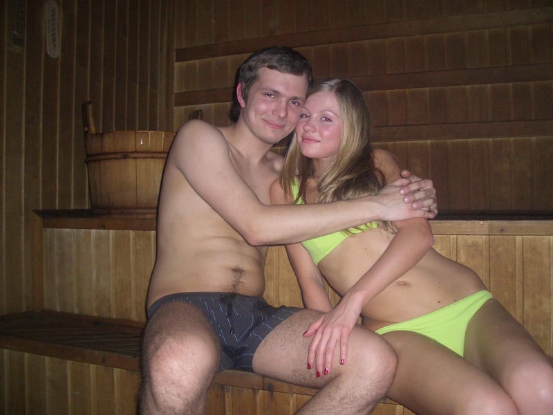 Голая блондинка лежит в деревянной ванне 4 фото Голая блондинка лежит в деревянной ванне 4 фото