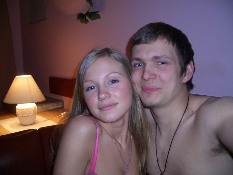 Голая блондинка лежит в деревянной ванне 1 фото Голая блондинка лежит в деревянной ванне 1 фото