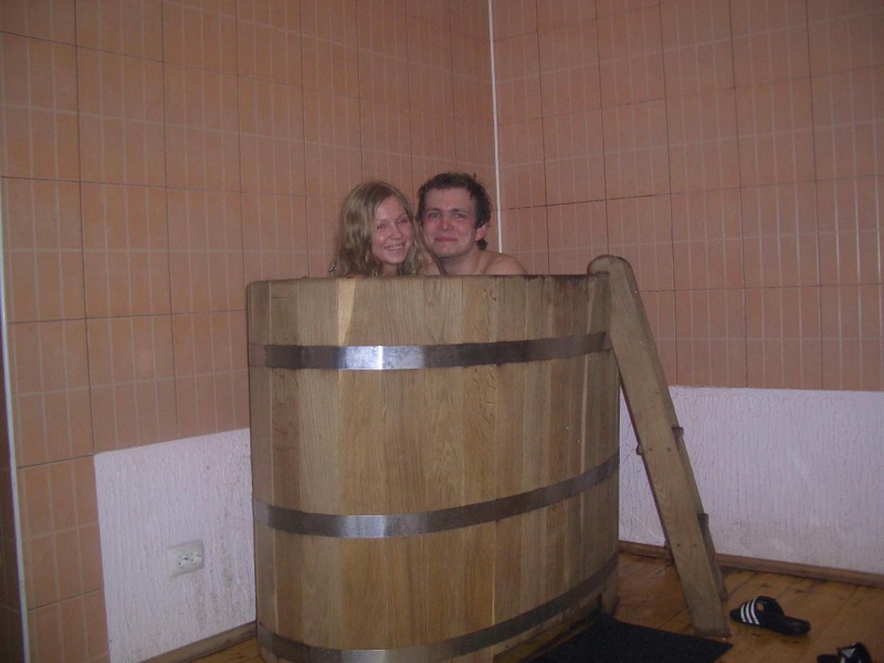 Голая блондинка лежит в деревянной ванне 18 фото Голая блондинка лежит в деревянной ванне 18 фото