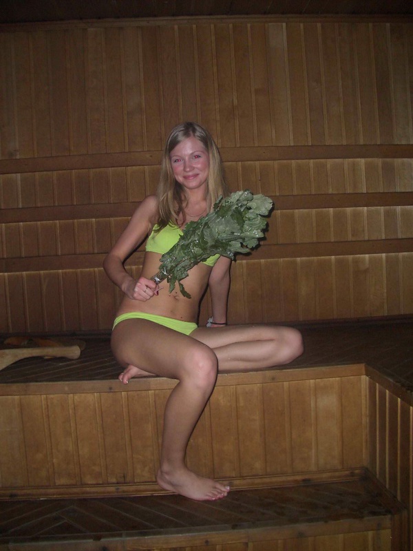 Голая блондинка лежит в деревянной ванне 3 фото Голая блондинка лежит в деревянной ванне 3 фото