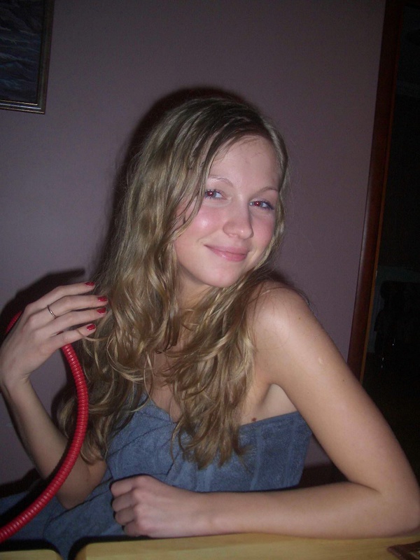 Голая блондинка лежит в деревянной ванне 6 фото Голая блондинка лежит в деревянной ванне 6 фото