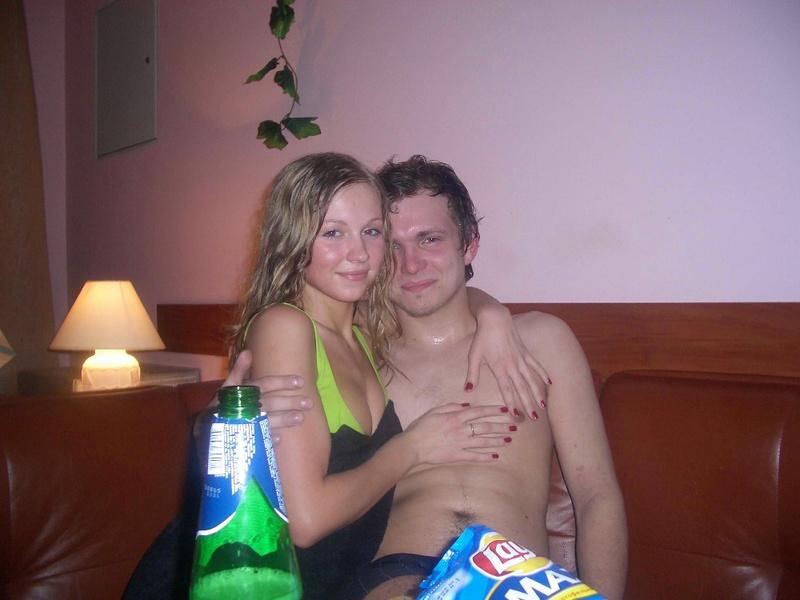 Голая блондинка лежит в деревянной ванне 5 фото Голая блондинка лежит в деревянной ванне 5 фото