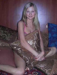 Голая блондинка лежит в деревянной ванне