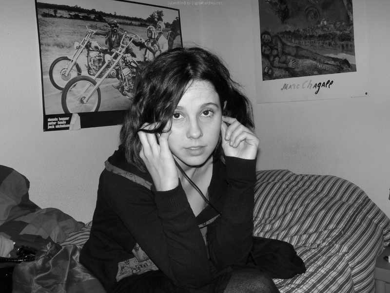 Черно-белые снимки девушки с волосатой пилоткой 4 фото Черно-белые снимки девушки с волосатой пилоткой 4 фото