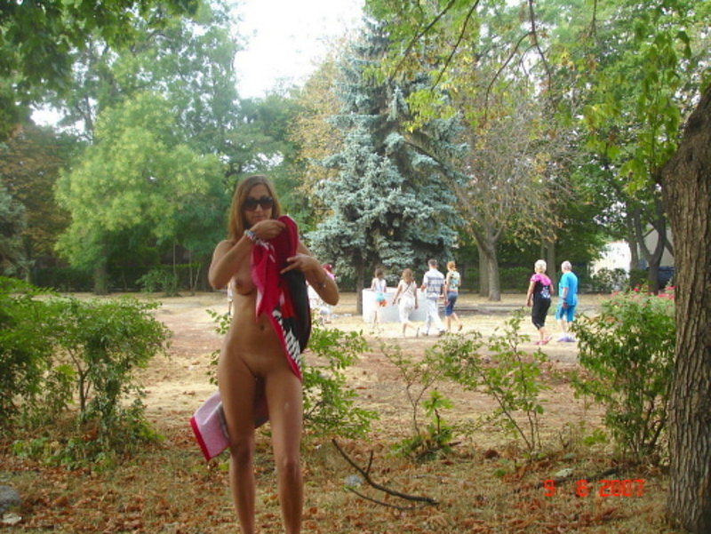 Ходит обнаженная на людях 2 фото Ходит обнаженная на людях 2 фото