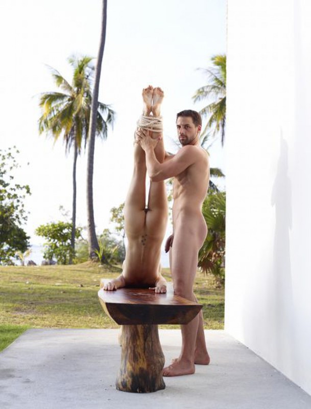 Качок помогает голой жене-гимнастке тренироваться на лавке в саду 8 фото Качок помогает голой жене-гимнастке тренироваться на лавке в саду 8 фото