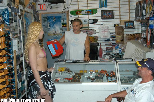 Мулатка трахается с продавцами в магазине 2 фото Мулатка трахается с продавцами в магазине 2 фото