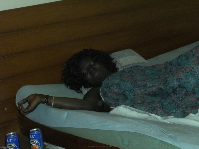 Голубоглазая негритянка сосет член мужу и показывает киску 2 фото Голубоглазая негритянка сосет член мужу и показывает киску 2 фото