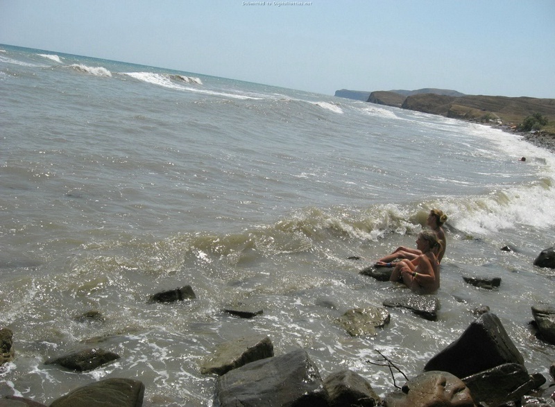 Эротические снимки отдыхающих дикарями девушек на море 4 фото Эротические снимки отдыхающих дикарями девушек на море 4 фото