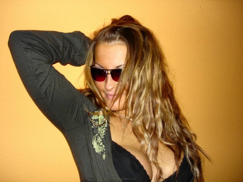 Матерая мамка делает минет и вертит жопой 10 фото Матерая мамка делает минет и вертит жопой 10 фото