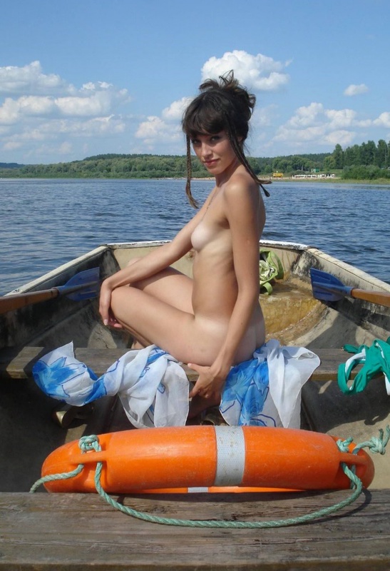 Молодая деваха с маленькими сиськами голая позирует на свежем воздухе 18 фото Молодая деваха с маленькими сиськами голая позирует на свежем воздухе 18 фото