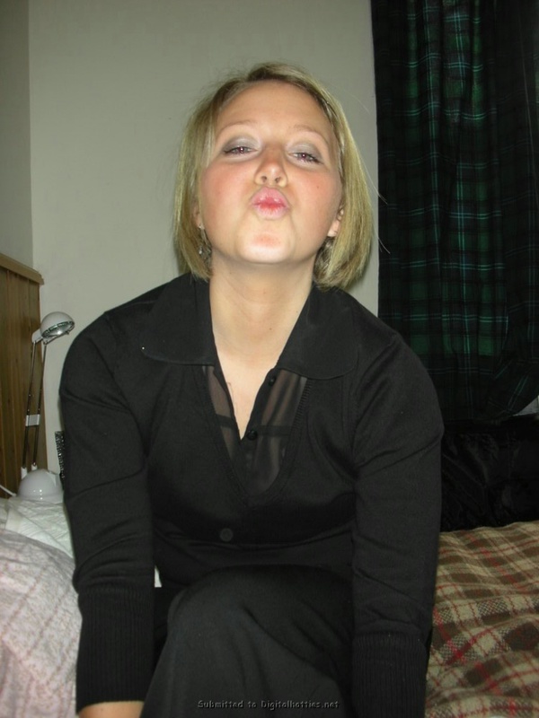 Голая девушка флиртует с нами в ванной и на постели 14 фото Голая девушка флиртует с нами в ванной и на постели 14 фото