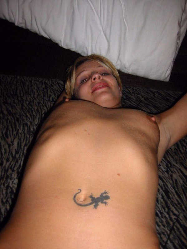 Показывает волосатый лобок дома 4 фото Показывает волосатый лобок дома 4 фото