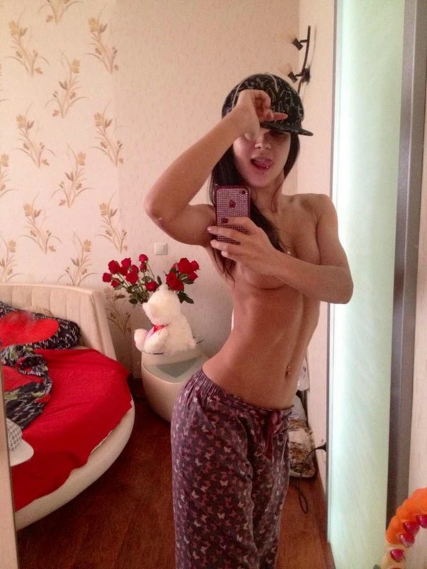 Красивая брюнетка делает селфи в подъезде и дома 5 фото Красивая брюнетка делает селфи в подъезде и дома 5 фото