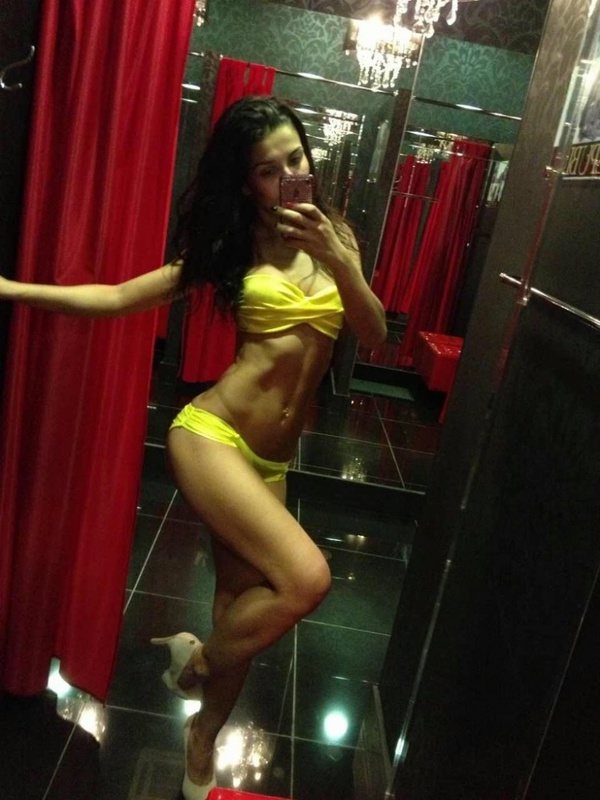 Красивая брюнетка делает селфи в подъезде и дома 7 фото Красивая брюнетка делает селфи в подъезде и дома 7 фото