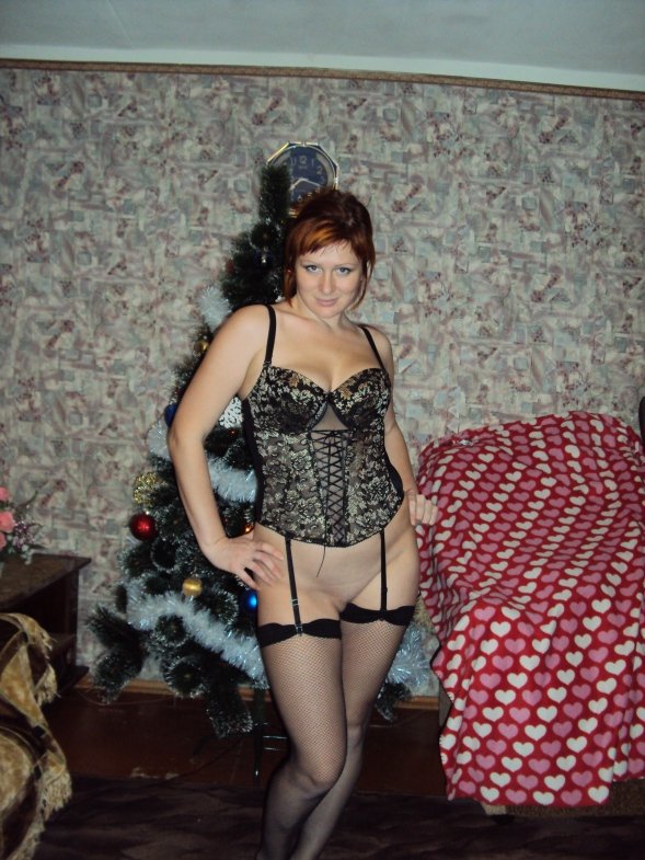 Рыжая жена в чулках позирует для мужа в Новый год 4 фото Рыжая жена в чулках позирует для мужа в Новый год 4 фото