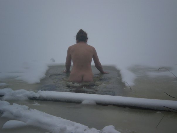 Мамки и зрелые лезут в воду зимой голые 9 фото Мамки и зрелые лезут в воду зимой голые 9 фото