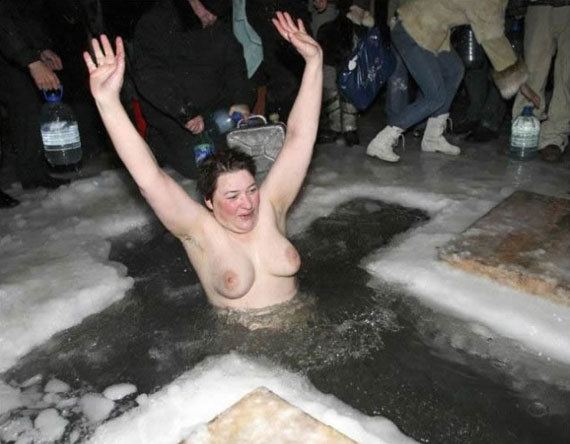 Мамки и зрелые лезут в воду зимой голые 6 фото Мамки и зрелые лезут в воду зимой голые 6 фото