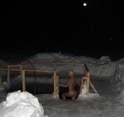 Мамки и зрелые лезут в воду зимой голые 2 фото Мамки и зрелые лезут в воду зимой голые 2 фото