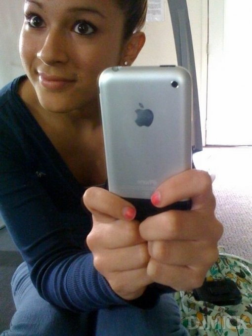 Сексуальные девушки позируют красиво перед зеркалом с телефоном 1 фото Сексуальные девушки позируют красиво перед зеркалом с телефоном 1 фото