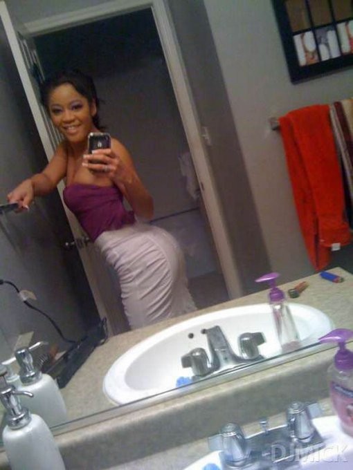 Сексуальные девушки позируют красиво перед зеркалом с телефоном 3 фото Сексуальные девушки позируют красиво перед зеркалом с телефоном 3 фото