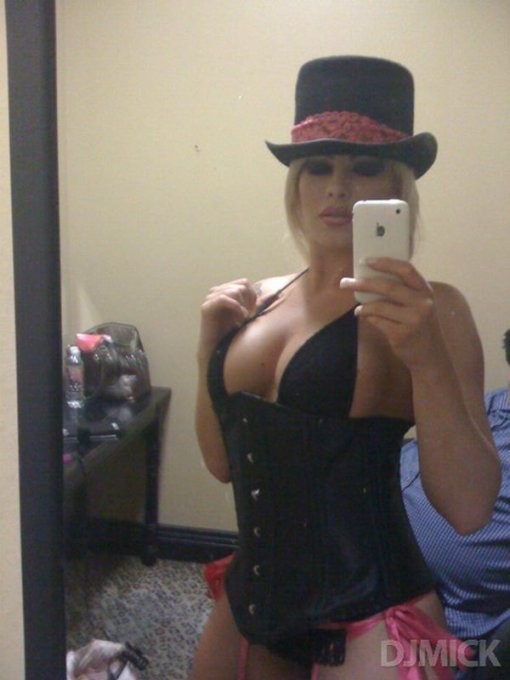 Сексуальные девушки позируют красиво перед зеркалом с телефоном 12 фото Сексуальные девушки позируют красиво перед зеркалом с телефоном 12 фото