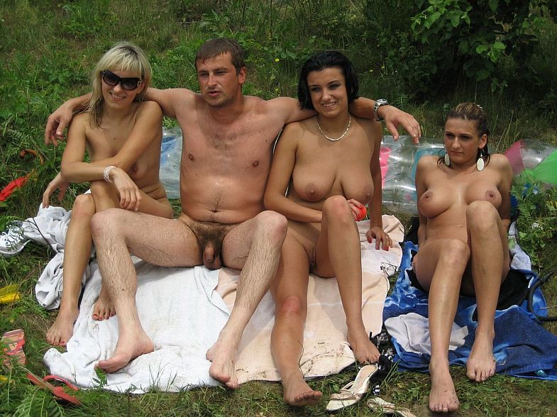 Подборка нудистов на общественных пляжах 15 фото Подборка нудистов на общественных пляжах 15 фото
