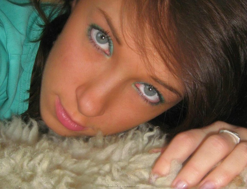 Длинноногая милашка раздевается дома для парня 12 фото Длинноногая милашка раздевается дома для парня 12 фото