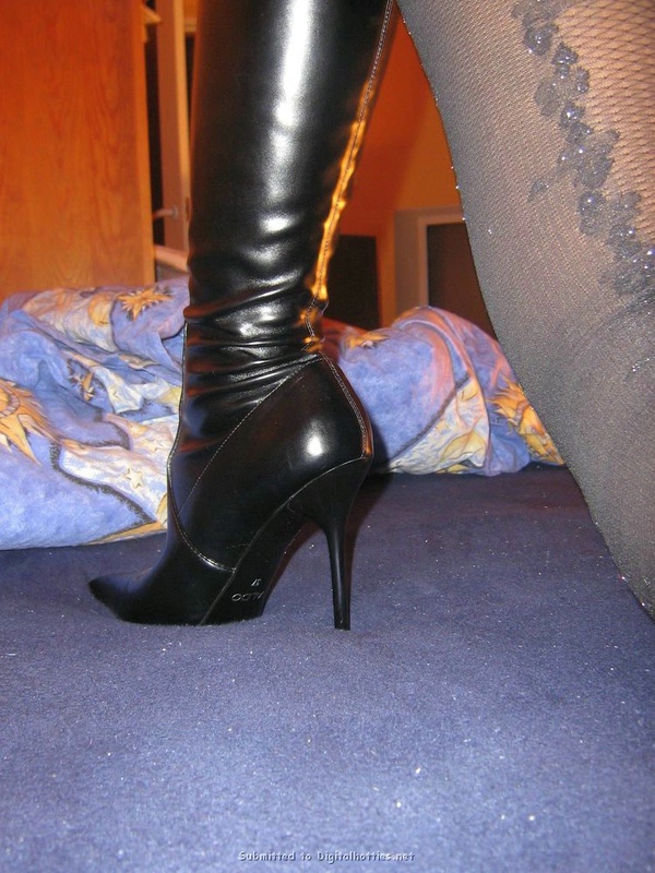 Длинноногая милашка раздевается дома для парня 5 фото Длинноногая милашка раздевается дома для парня 5 фото