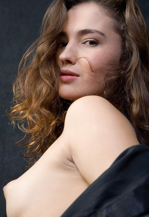 Милая подруга показала слегка волосатый лобок 8 фото Милая подруга показала слегка волосатый лобок 8 фото